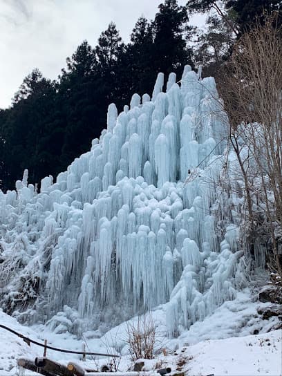 湧水広場の氷瀑
